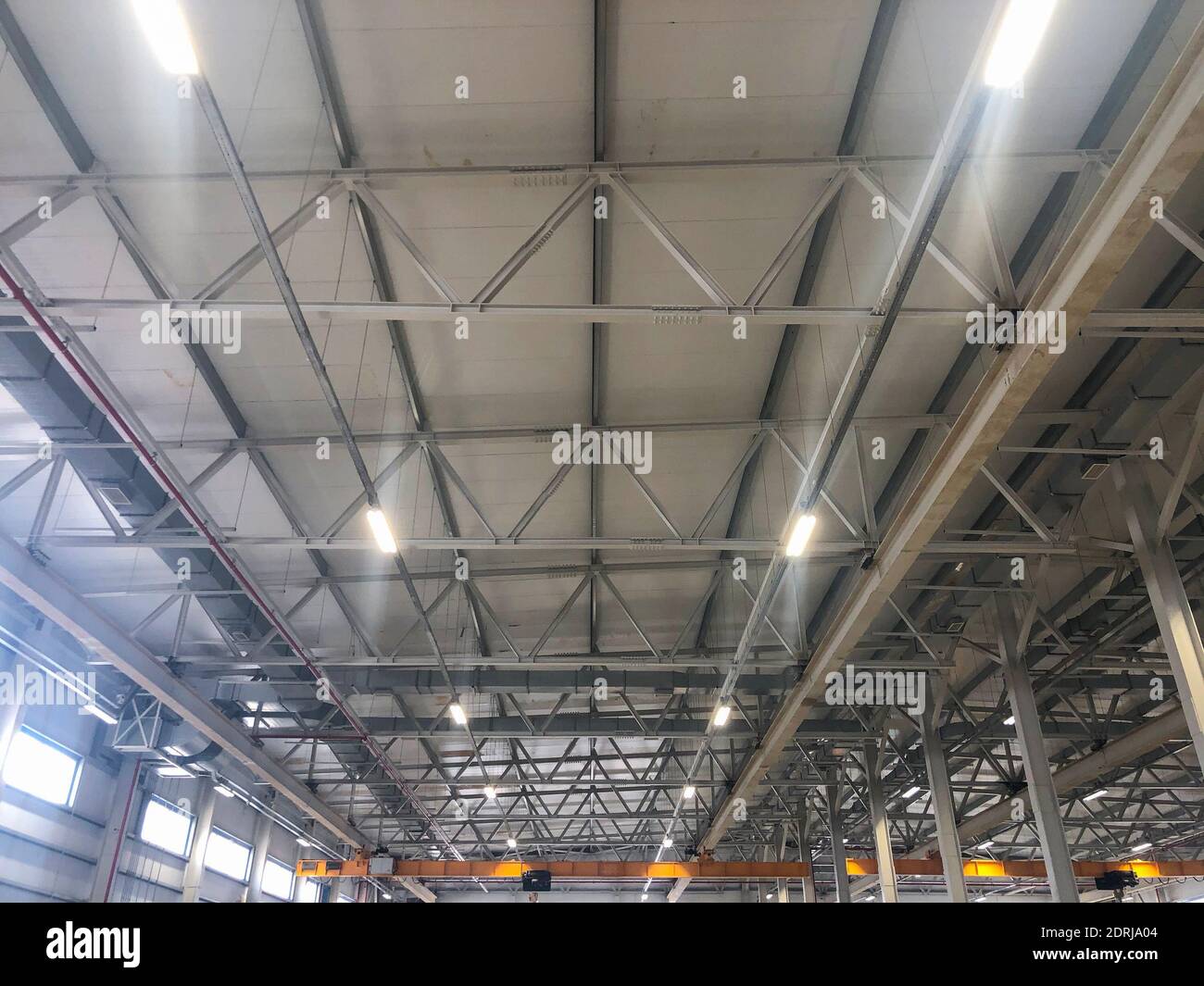 Gru a carroponte all'interno dell'edificio industriale. Gru a ponte all'interno dell'hangar Foto Stock