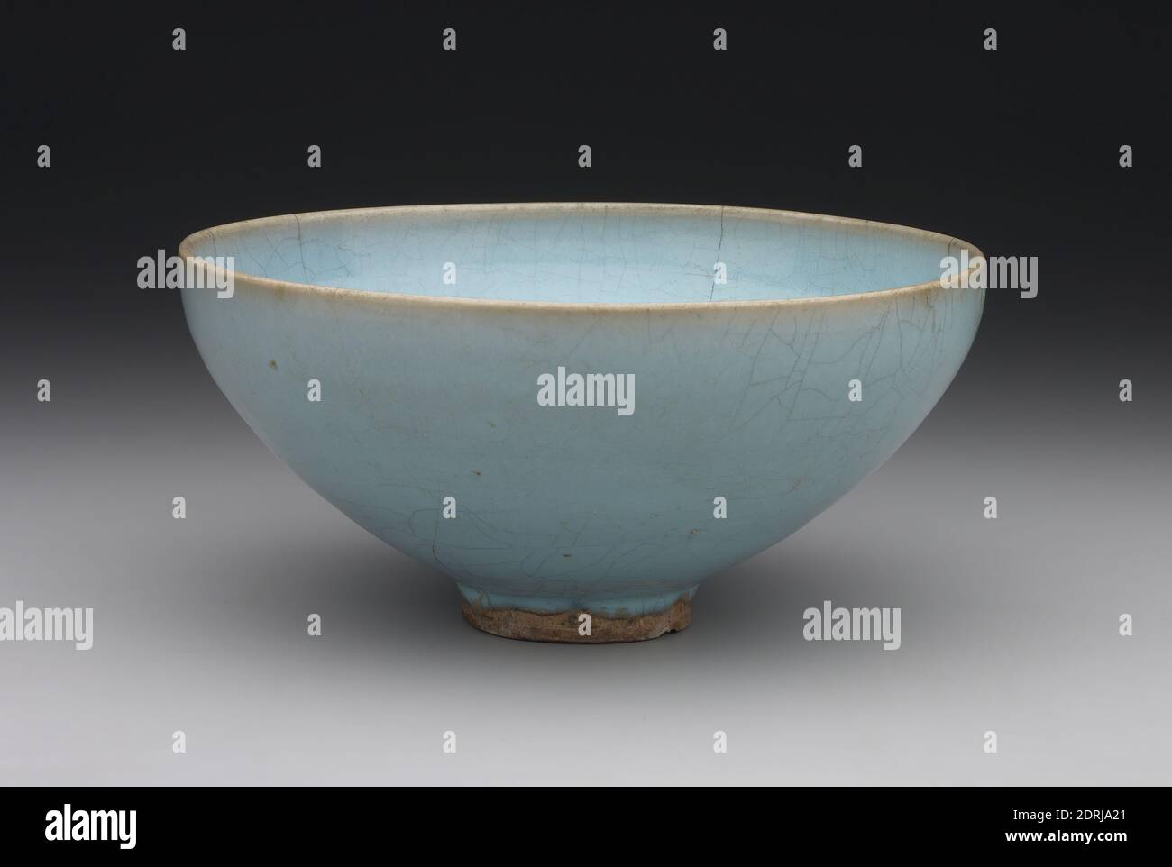 Ciotola, 12 ° secolo, gres con smalto blu schiacciato (giu ware), 4 × 8 3/4 pollici. (10.2 × 22.2 cm), i prodotti giu, fatti per la corte e per il consumo popolare, sono stati prodotti presso le fornaci nella provincia di Henan dal decimo al quindicesimo secolo. Il delicato smalto blu d'uovo di robina che ricopre questa ciotola è stato inventato nei forni Henan e tipico i primi articoli di Jun. La ricchezza dello smalto è aumentata dal modello delle piccole crepe che riempiono la superficie, che è conosciuta come crackle o cracking. Mentre rimane poco chiaro se questo effetto è stato deliberato o causato da un incidente nel forno Foto Stock