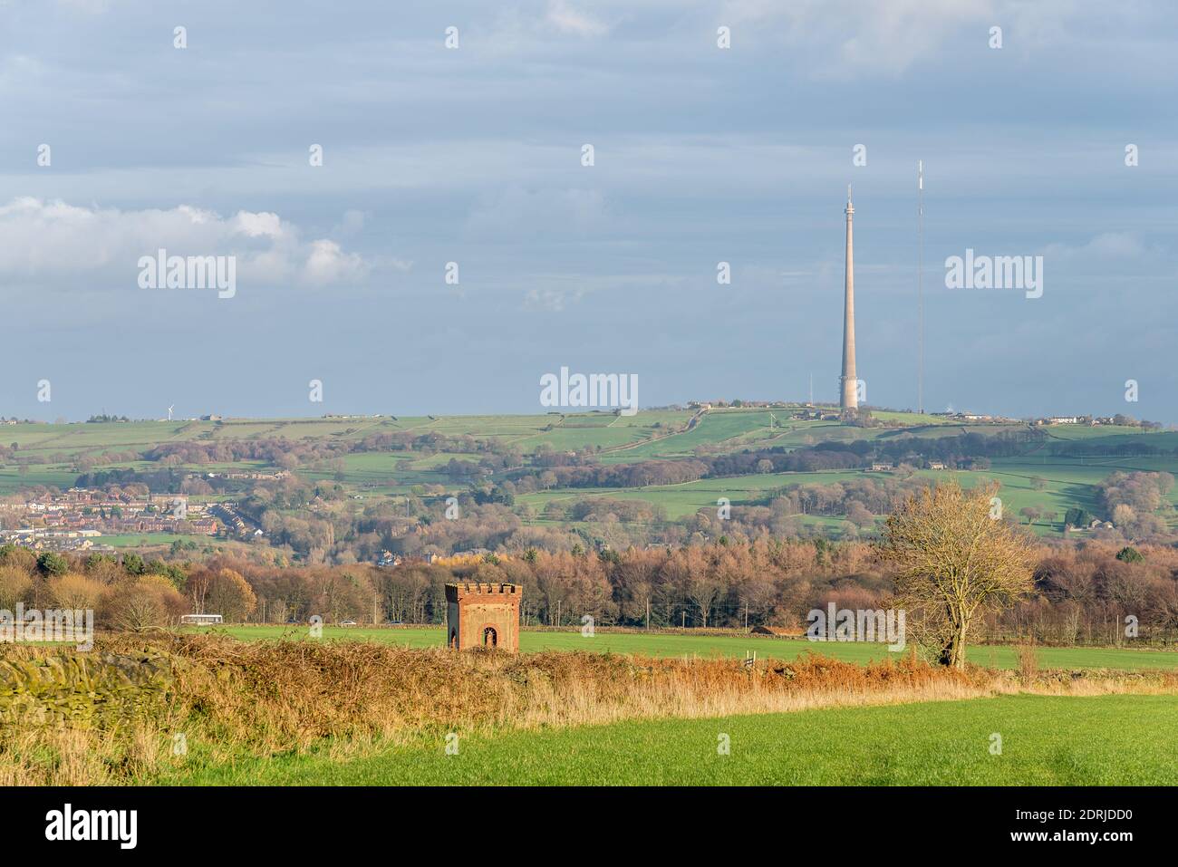 Emley Moor Television Mast and Temporary Mast, Emley Moor, Huddersfield, West Yorkshire, Inghilterra, Regno Unito Foto Stock