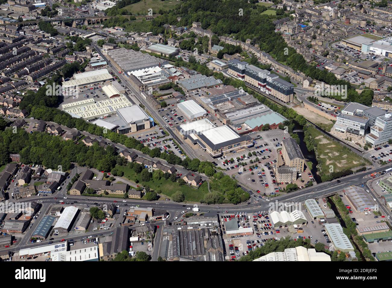 Vista aerea delle unità industriali su St Thomas' Road a Huddersfield, West Yorkshire Foto Stock