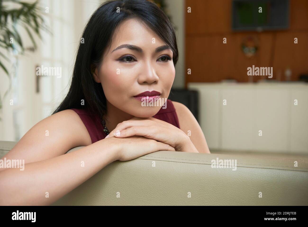 Giovane donna asiatica penosa Foto Stock