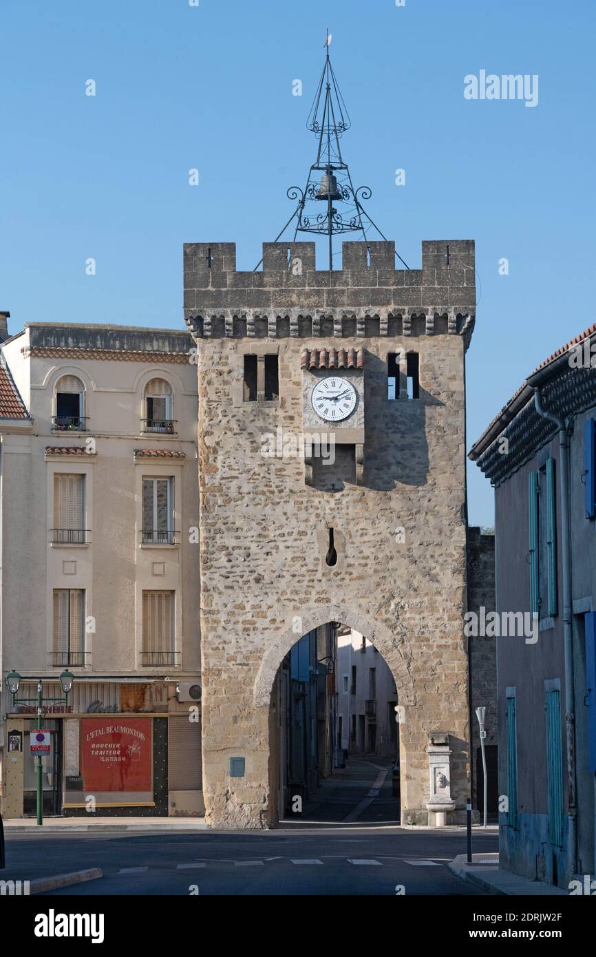 Beaumont-les-Valence (Francia sud-orientale): La porta fortificata della città, patrimonio urbano. Porta fortificata della città con la torre dell'orologio e il campanile Foto Stock