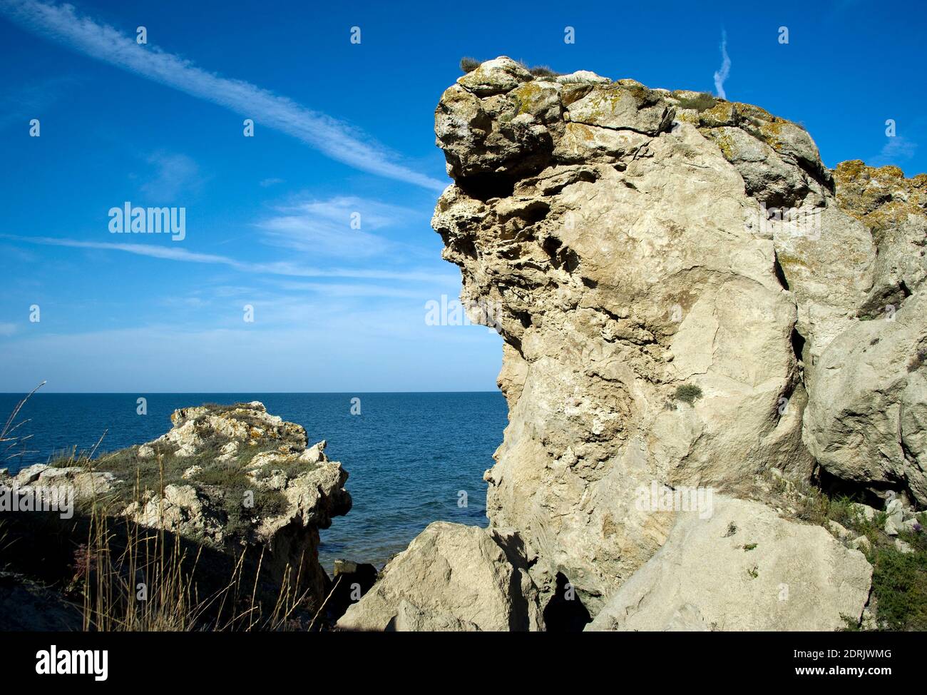 Sculture in pietra sul mare. Foto Stock