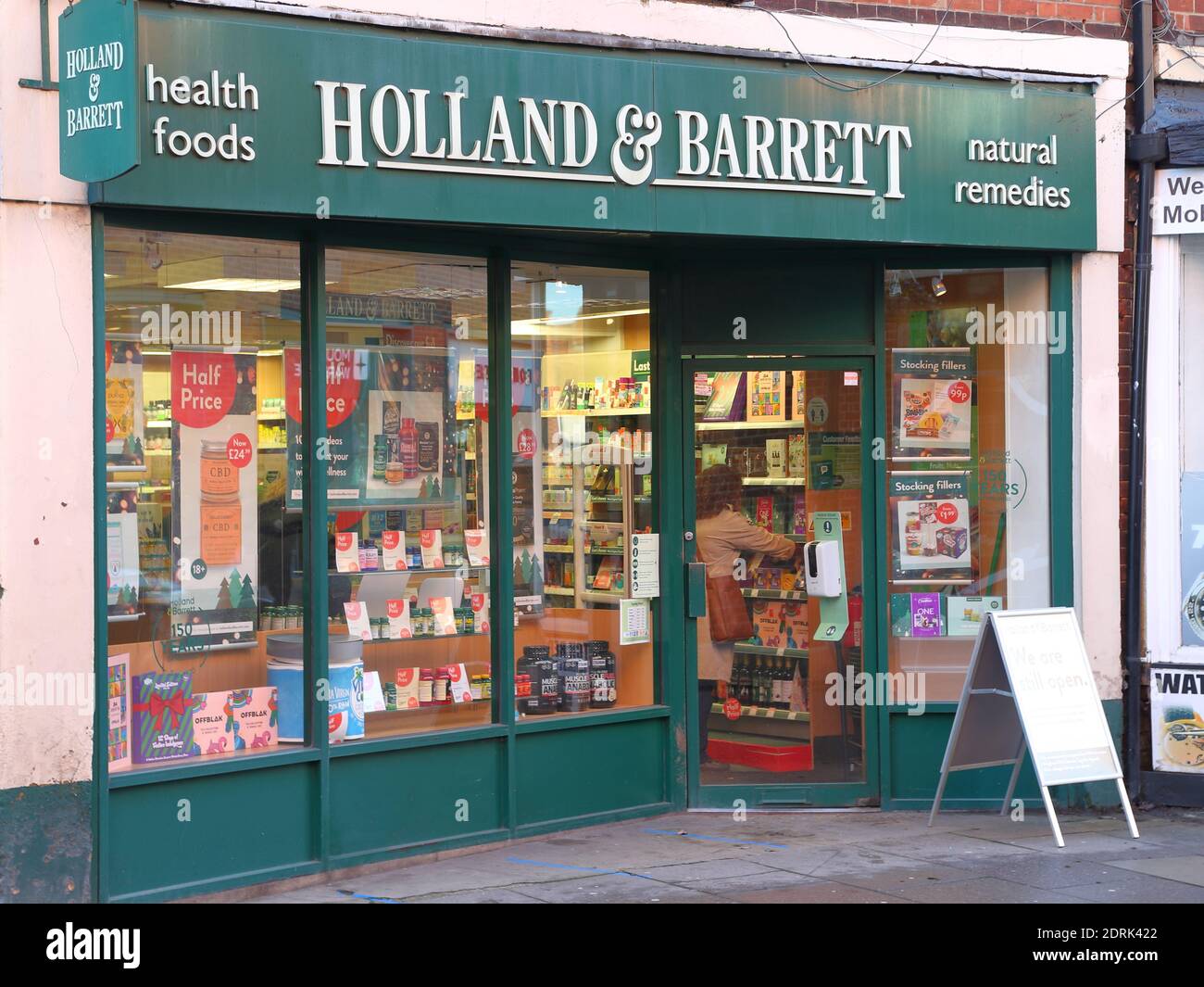 L'esterno del negozio Holland & Barratt a Wokingham, Berkshire, Regno Unito Foto Stock
