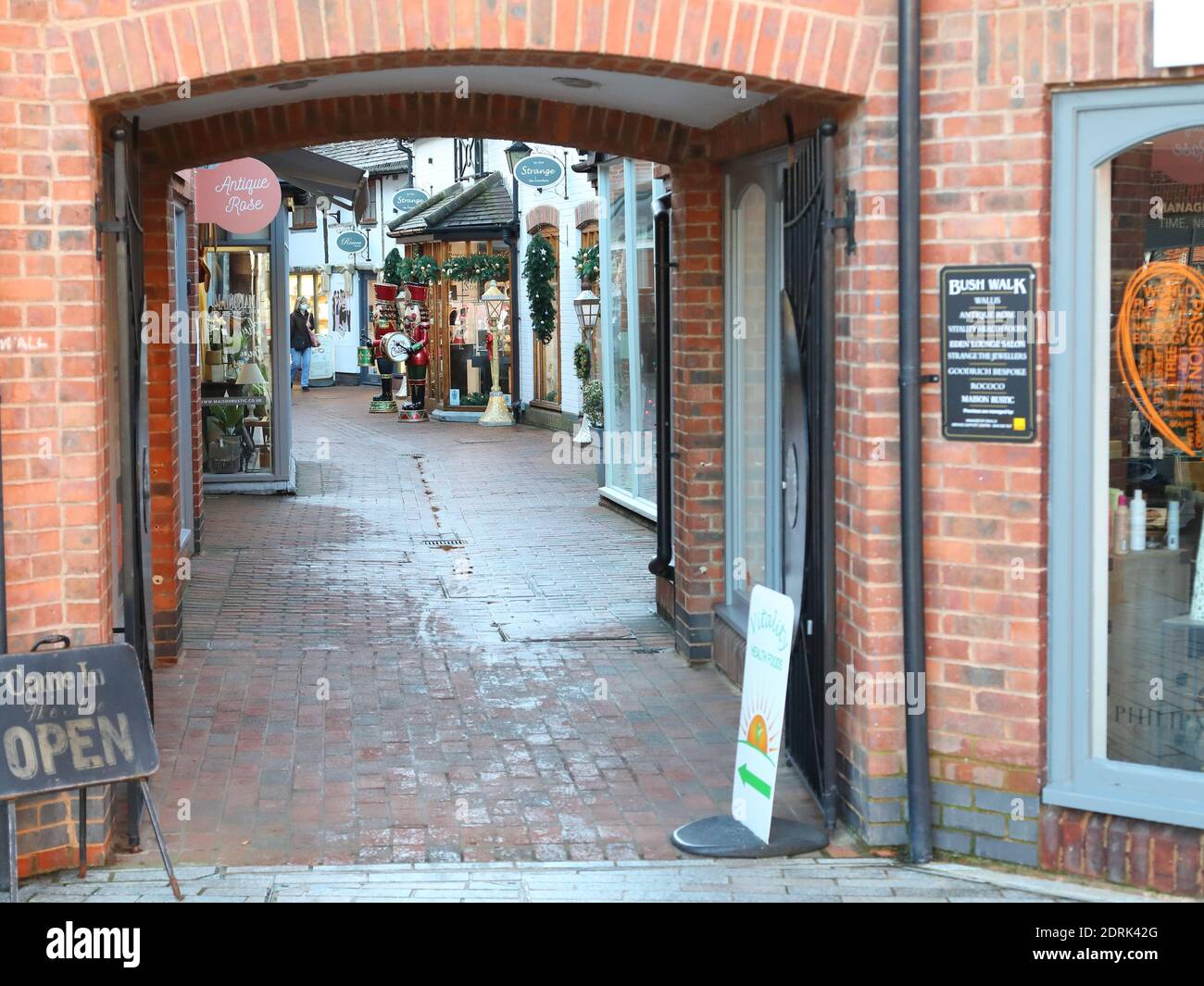 La via dello shopping Bush Walk a Wokingham, Berkshire, Regno Unito Foto Stock