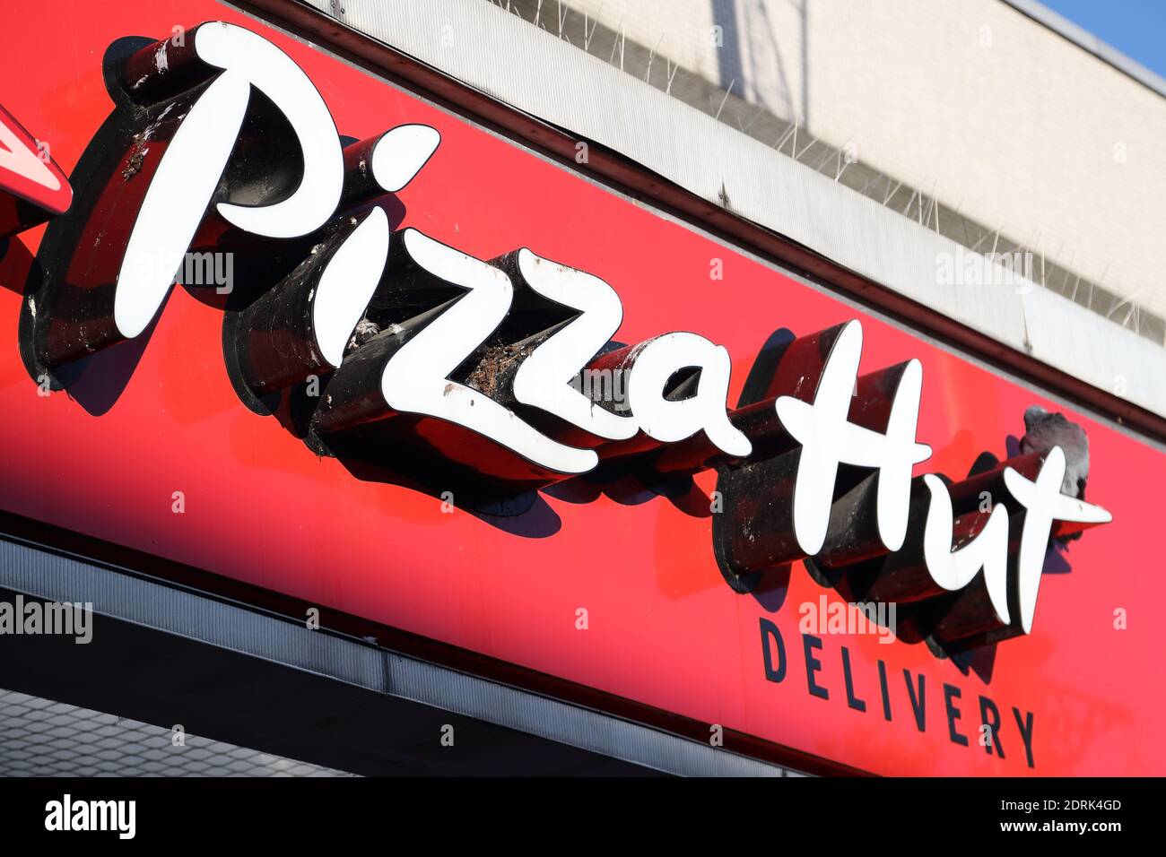 Il logo di Pizza Hut sopra una pizza da asporto a Wokingham, Berkshire, Regno Unito Foto Stock