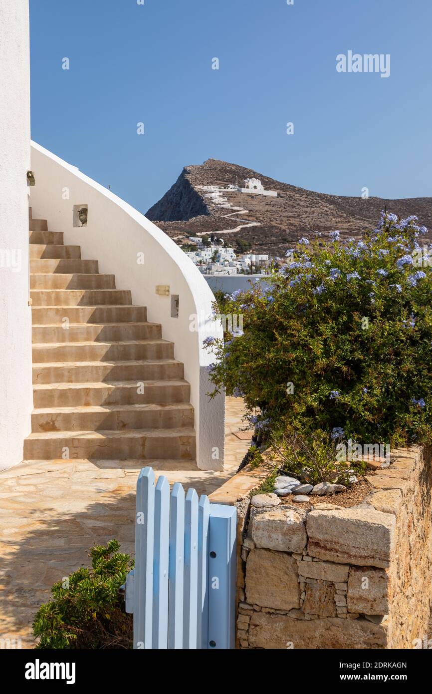 Vista delle ville bianche del popolare resort sull'Isola di Folegandros. Arcipelago delle CICLADI, Grecia. Foto Stock