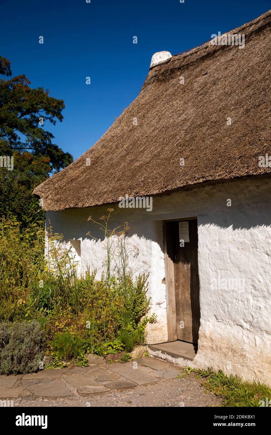 Regno Unito, Galles, Cardiff, St. Fagans, Museo Nazionale di Storia, Nantwallter Cottage, c1770 fango (mantello) ha costruito la casa dei lavoratori agricoli da Tallaris Carmarthensh Foto Stock