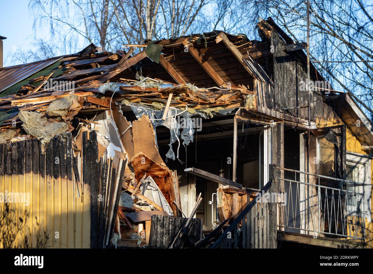 Mansarda strappata di un edificio residenziale bruciato a Järvenpää, Finlandia Foto Stock