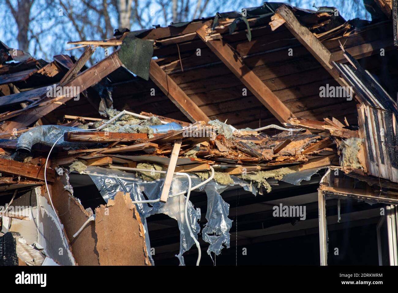 Soffitta bruciata e strappata di un edificio residenziale in legno Foto Stock