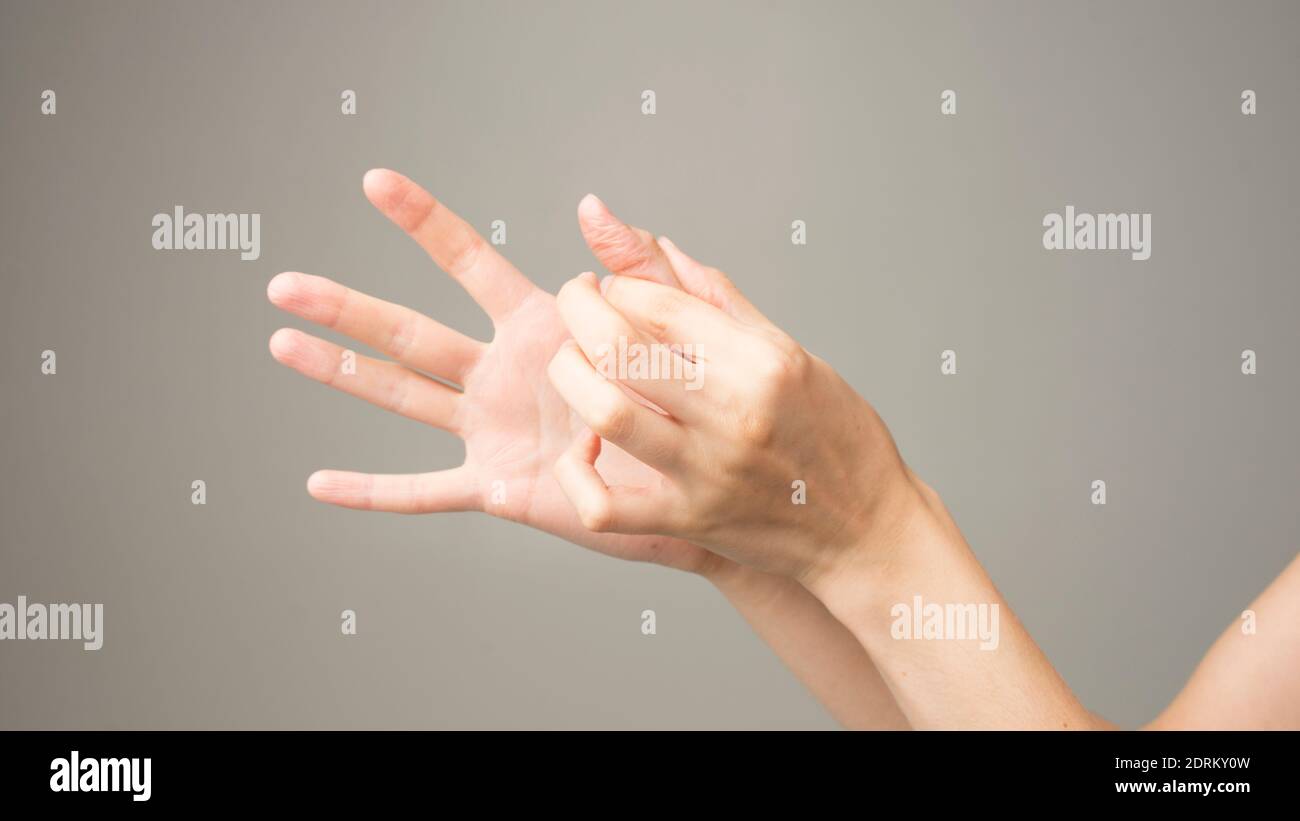 Sintomi della malattia di Parkinson. Primo piano di mani tremore (tremore) di donne di mezza età con malattia di Parkinson. Salute mentale e neurologica Foto Stock