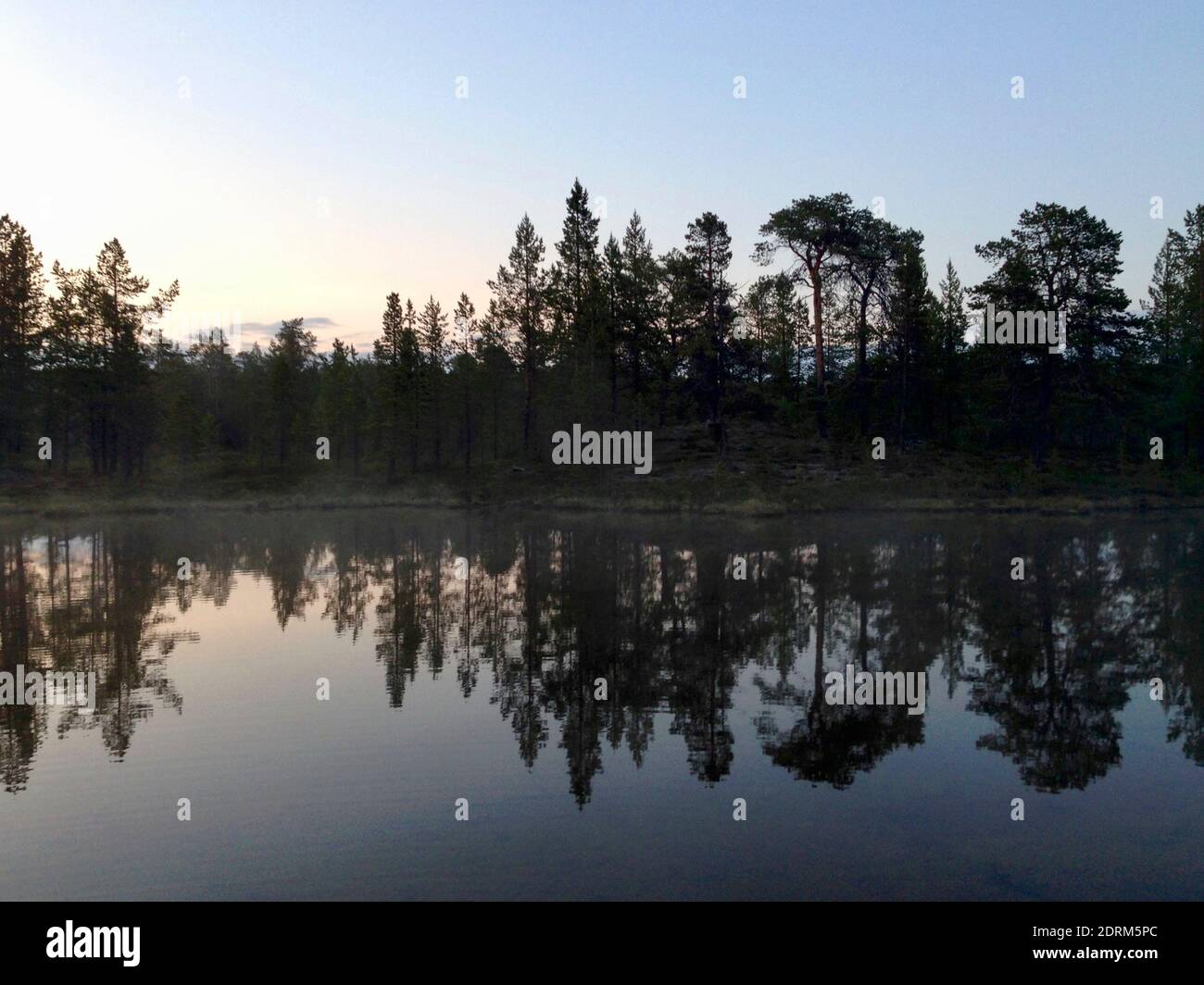 La riflessione di alberi nel lago contro Sky Foto Stock