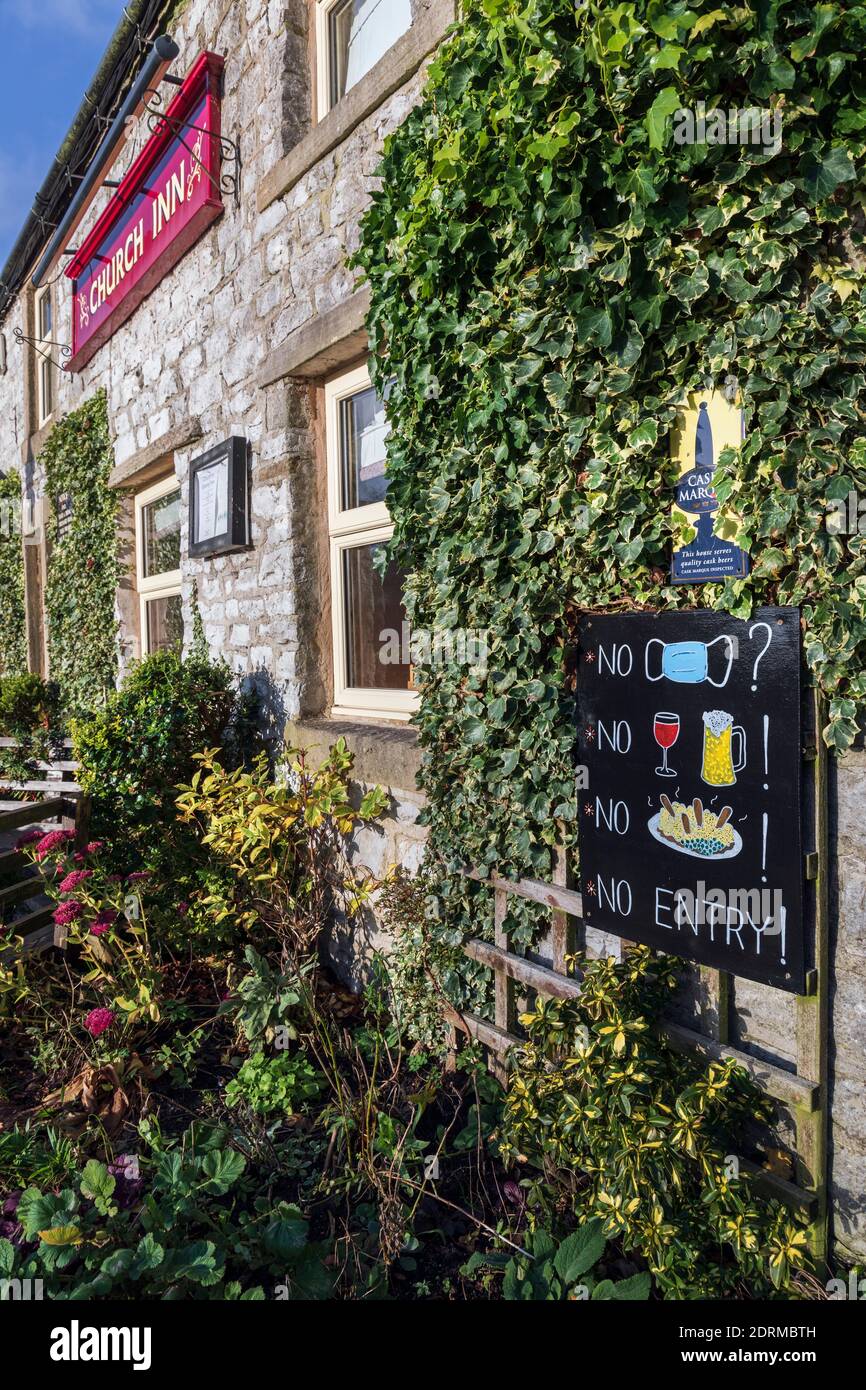 Durante la pandemia di Covid-19, un cartello del pub avverte i clienti che non potranno venire dentro senza una facemask, Chelmorton, Derbyshire, dicembre 2020 Foto Stock Durante la pandemia di Covid-19, un cartello del pub avverte i clienti che non potranno venire dentro senza una facemask, Chelmorton, Derbyshire, dicembre 2020 Foto Stock