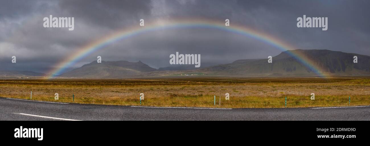 Un arcobaleno pieno in un giorno tempestoso in Islanda Foto Stock