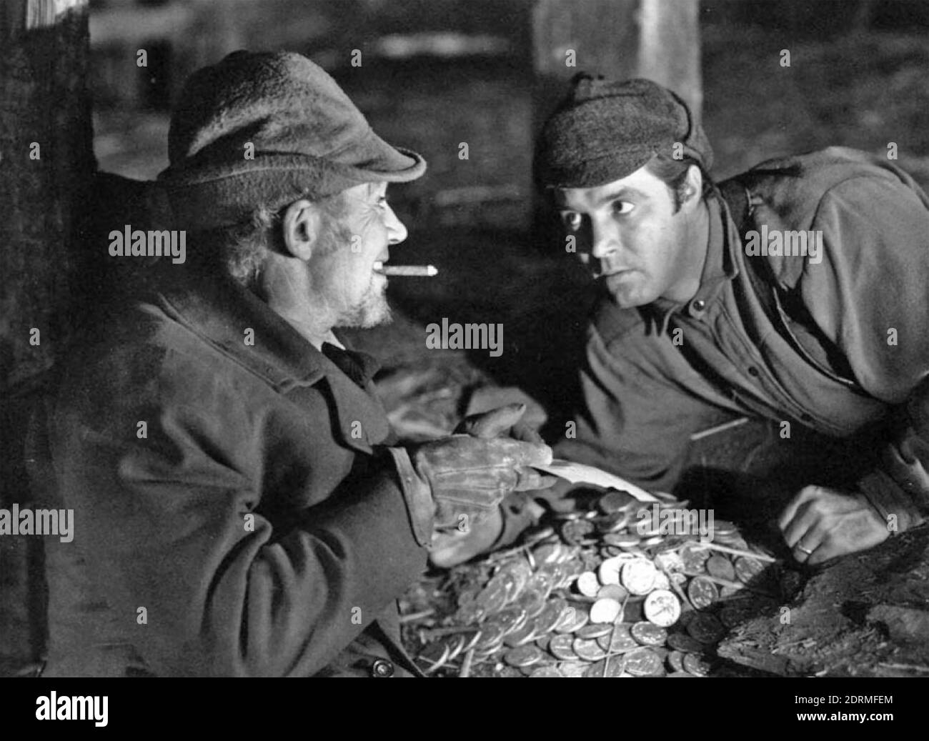 TUTTI QUEI SOLDI POSSONO COMPRARE akas il diavolo e Daniel Webster 1941 RKO radio immagini film con Walter Huston a sinistra come MR Scratch e James Craig come Jabez Stone. Foto Stock