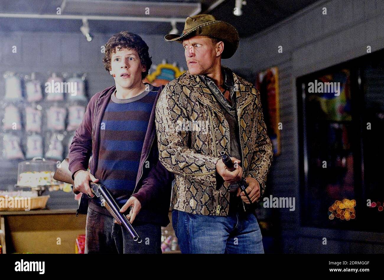ZOMBIELAND 2009 Sony Pictures con Jesse Eisenberg a sinistra e Woody Harrelson. Foto Stock