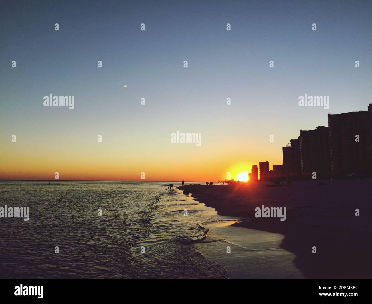 Vista panoramica del mare contro il cielo chiaro al tramonto Foto Stock