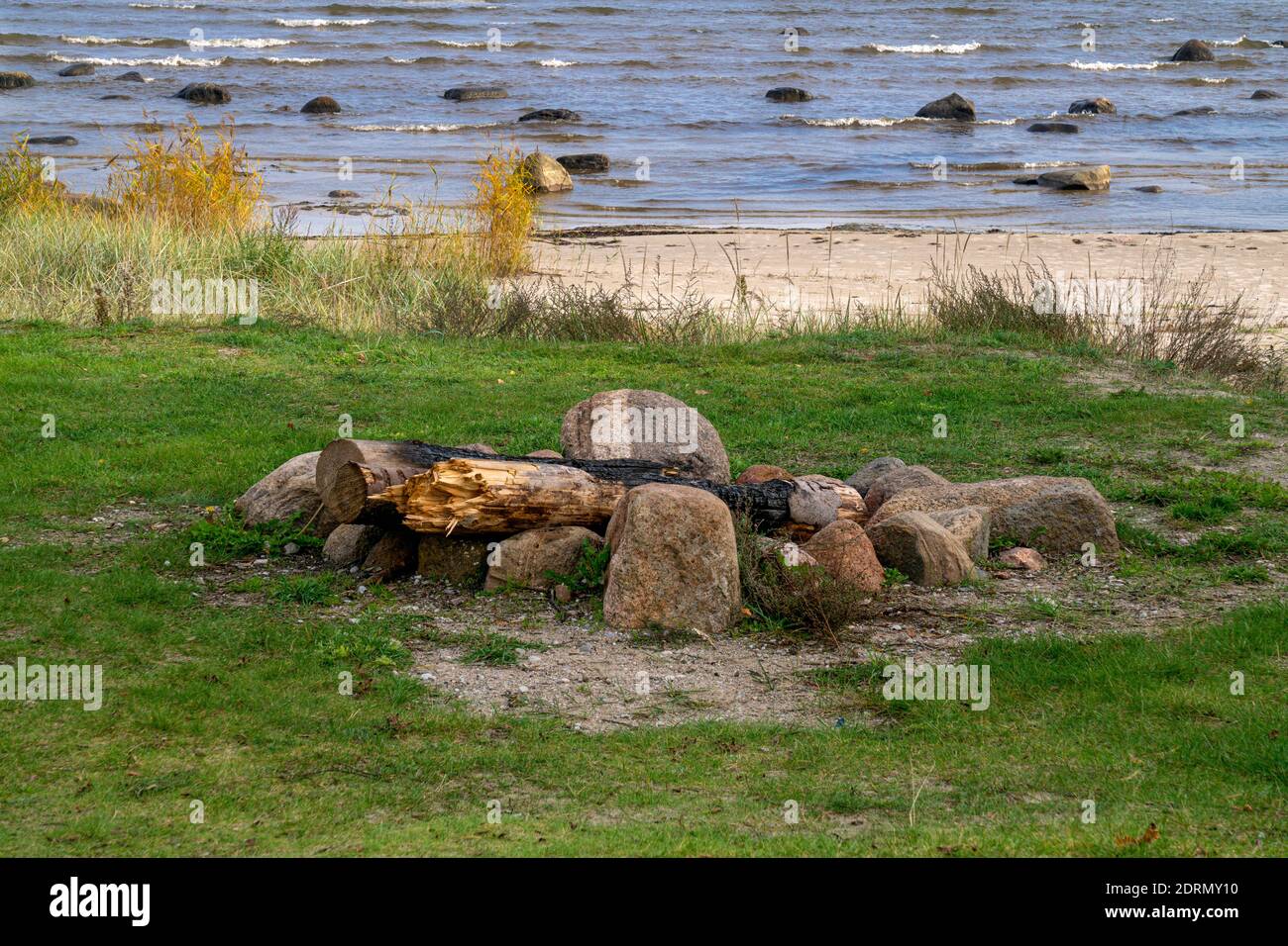 Focolare di pietra fatto di ciottoli sulla riva del Golfo di riga in Lettonia. Foto Stock