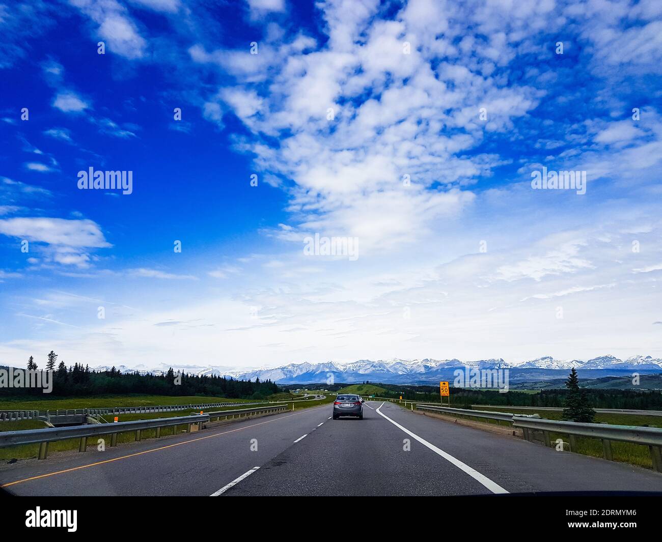 Autostrada in Alberta. Vista conducente. Canada Foto Stock