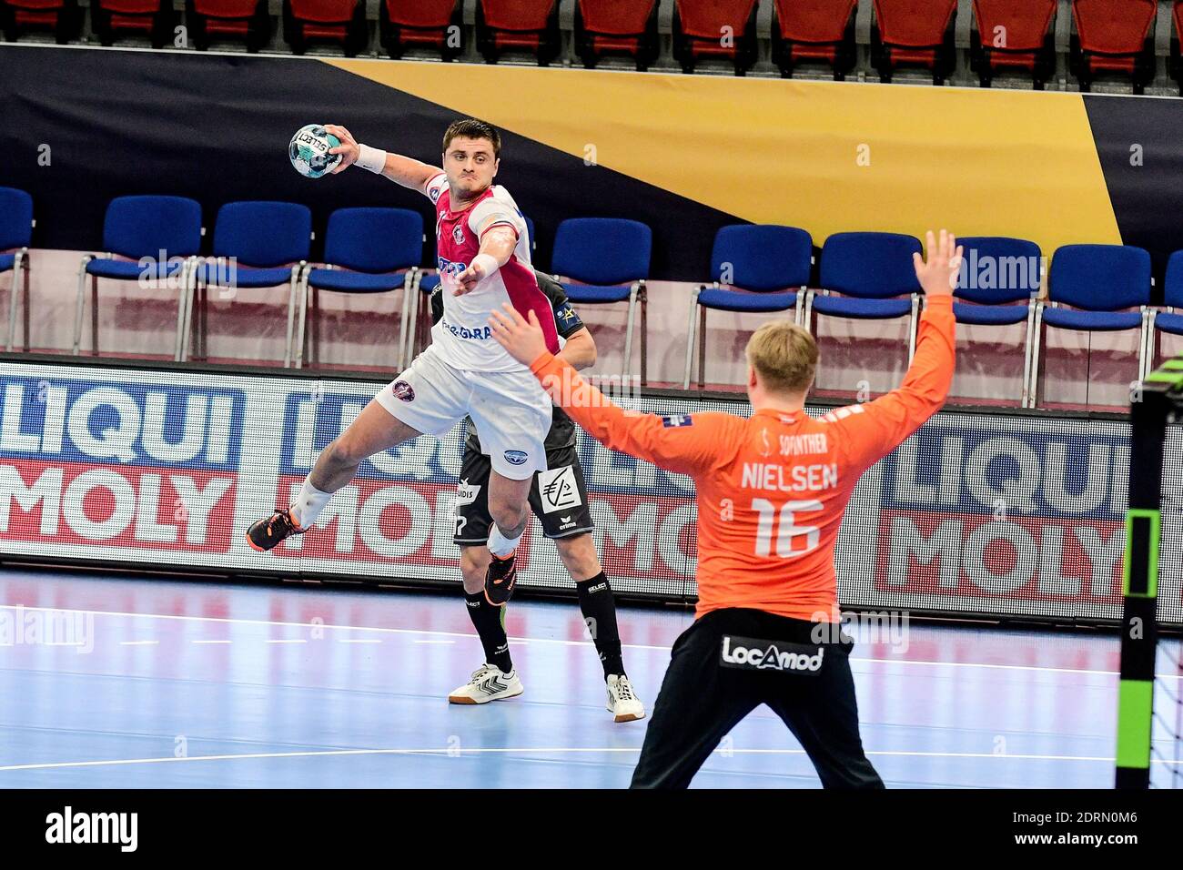 Non esclusivo: ZAPORIZHZHIA, UCRAINA - 20 DICEMBRE 2020 - l'ala sinistra Zakhar Denysov (L) di HC Motor colpisce un attacco contro il portiere Emil Nielsen Foto Stock