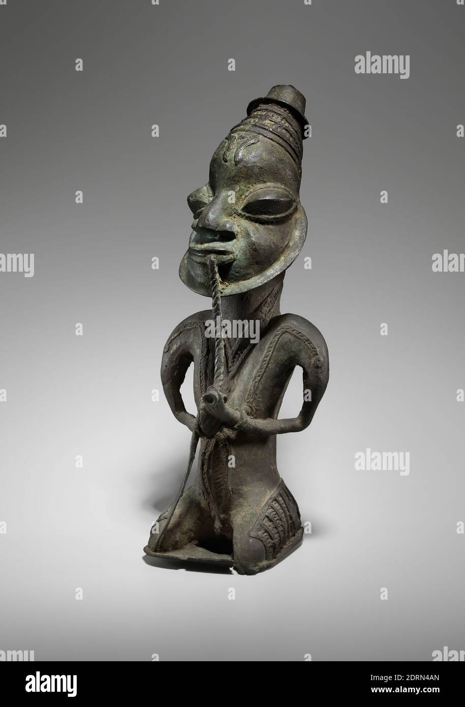 Inginocchiato Figura maschio (Onile) Smoking a Pipe, 18–19 ° secolo, Ottone, 12 13/16 × 5 1/8 × 4 3/4 pollici. (32.5 × 13 × 12 cm), coppie di figure onilé, rappresentazioni dei co-proprietari di una casa di Òsugbó, sono un simbolo di unità all'interno di un Lodge. La postura inginocchiata cattura una forma tradizionale del saluto Òsugbó e conferisce rispetto, obbedienza, deferenza e devozione. La Òsugbó (chiamata Ògbóni da altri gruppi di Yoruba) è un'associazione di anziani maschi e femmine responsabili della selezione, installazione, abdicazione e sepoltura dei re Foto Stock