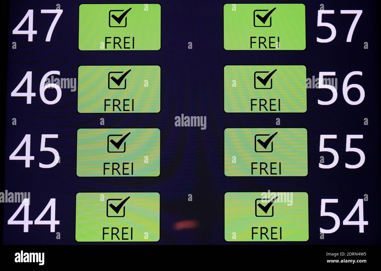 Berlino, Germania. 21 Dic 2020. I cartelli con il numero delle cabine di vaccinazione gratuite sono presentati nel nuovo centro di vaccinazione dell'Arena di Berlino. Credit: Annibal Hanschke/Reuters/Pool/dpa/Alamy Live News Foto Stock