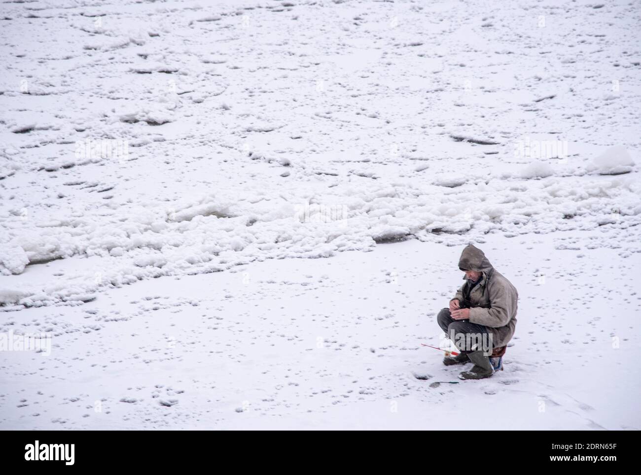 Russia, Tuchkovo, dicembre 2020, UN pescatore solista in un viaggio di pesca invernale. Foto Stock