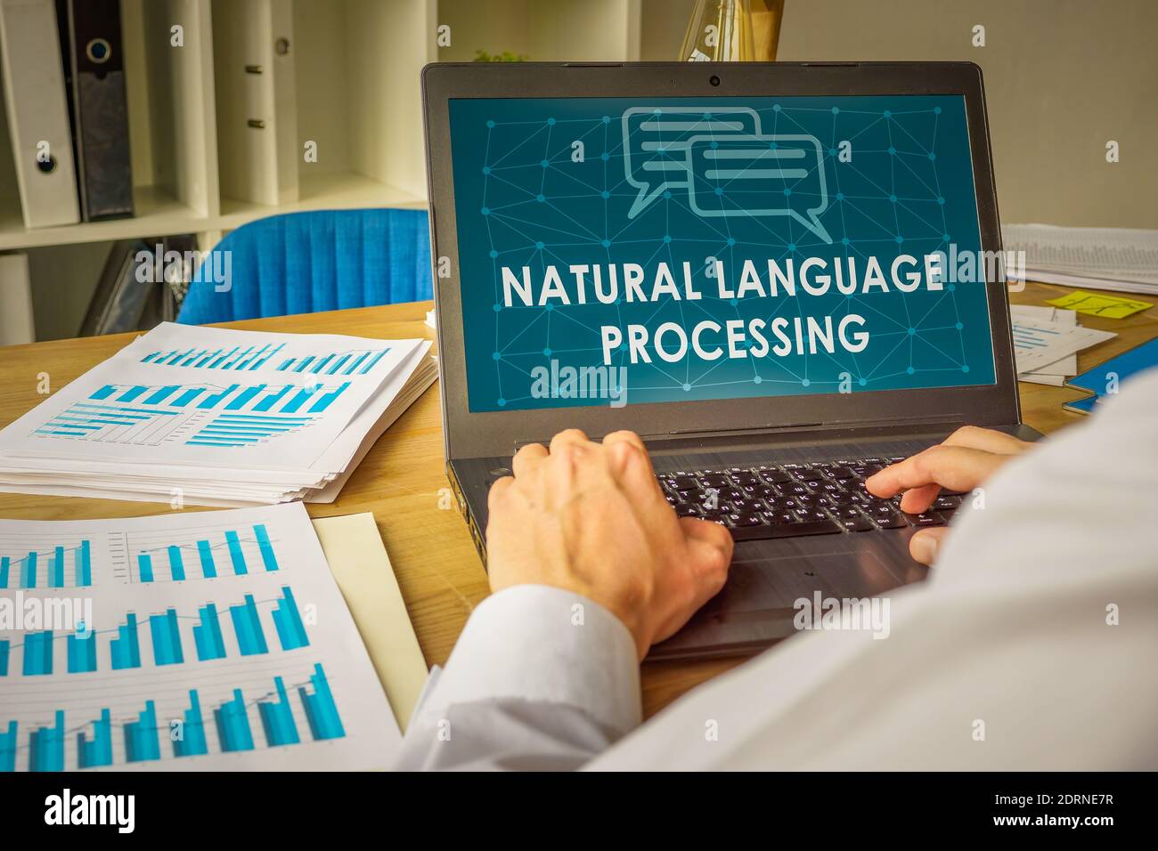 Segnale NLP per l'elaborazione del linguaggio naturale sullo schermo del computer portatile. Foto Stock