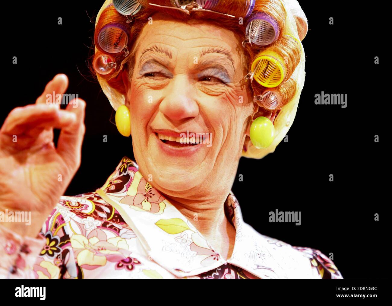 Ian McKellen (Widow Twankey) ad ALADDIN all'Old Vic Theatre, Londra SE1 16/12/2005 in una nuova versione di Bille Brown scenografia: John Napier Costumi: Mark Buman illuminazione: David Hersey coreografia: Wayne McGregor regista: Sean Mathias Foto Stock