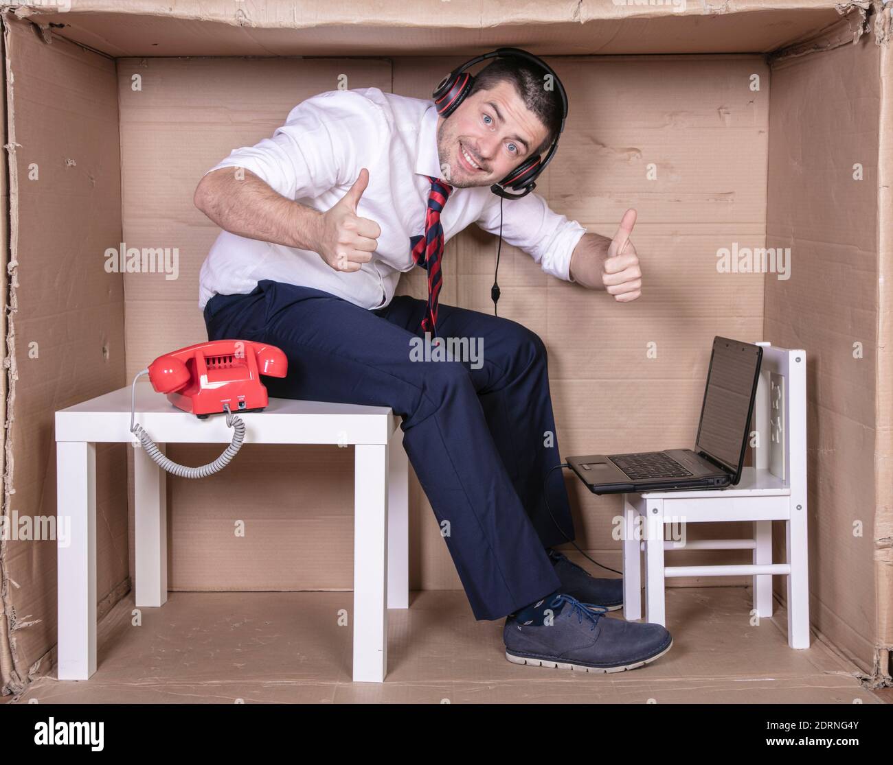 pollice su da un lavoratore soddisfatto dell'ufficio Foto Stock
