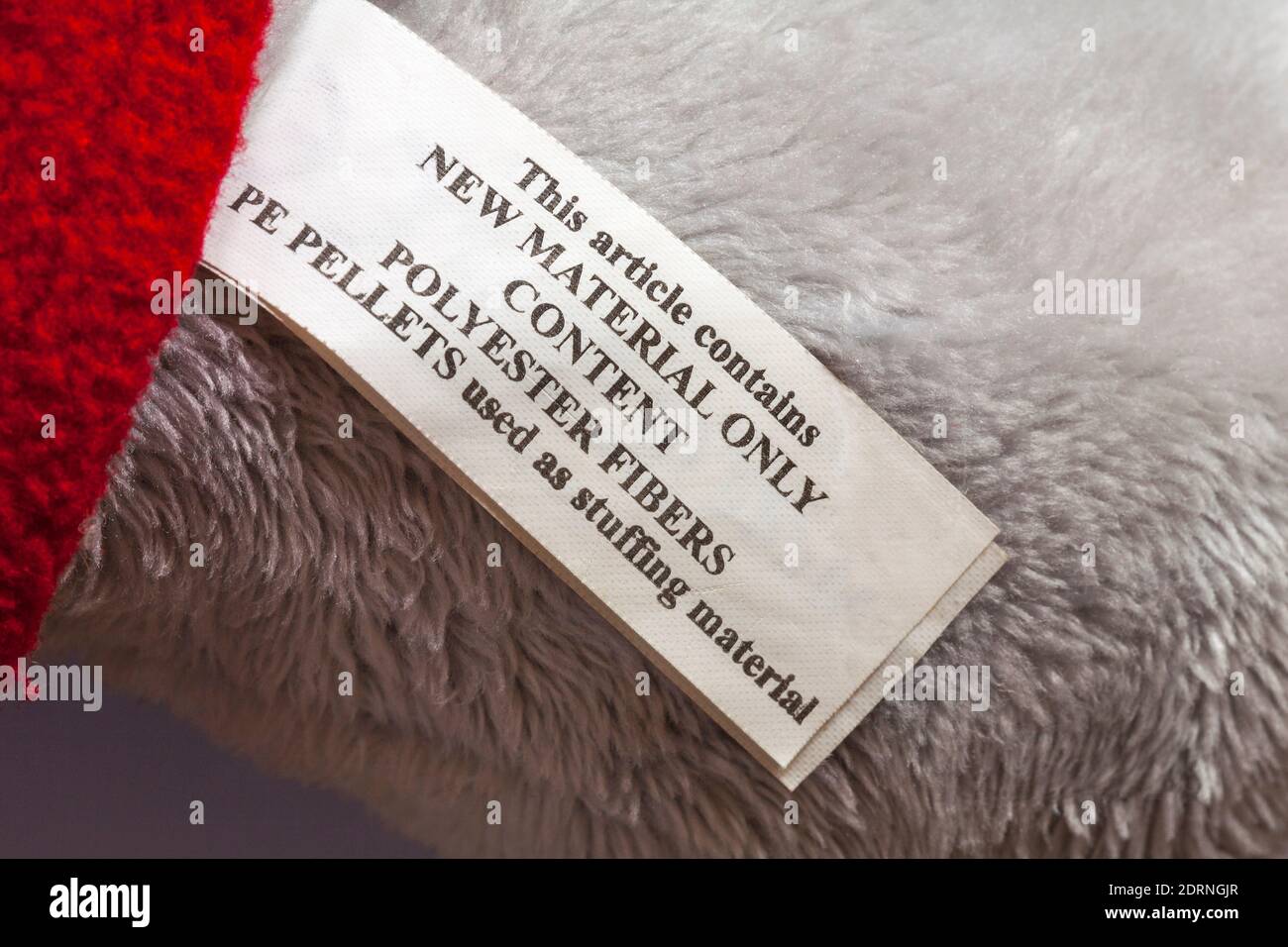 Questo articolo contiene materiale nuovo solo contenuto di fibre di poliestere PE palline usate come etichetta di materiale di riempimento su morbido peluche giocattolo Foto Stock