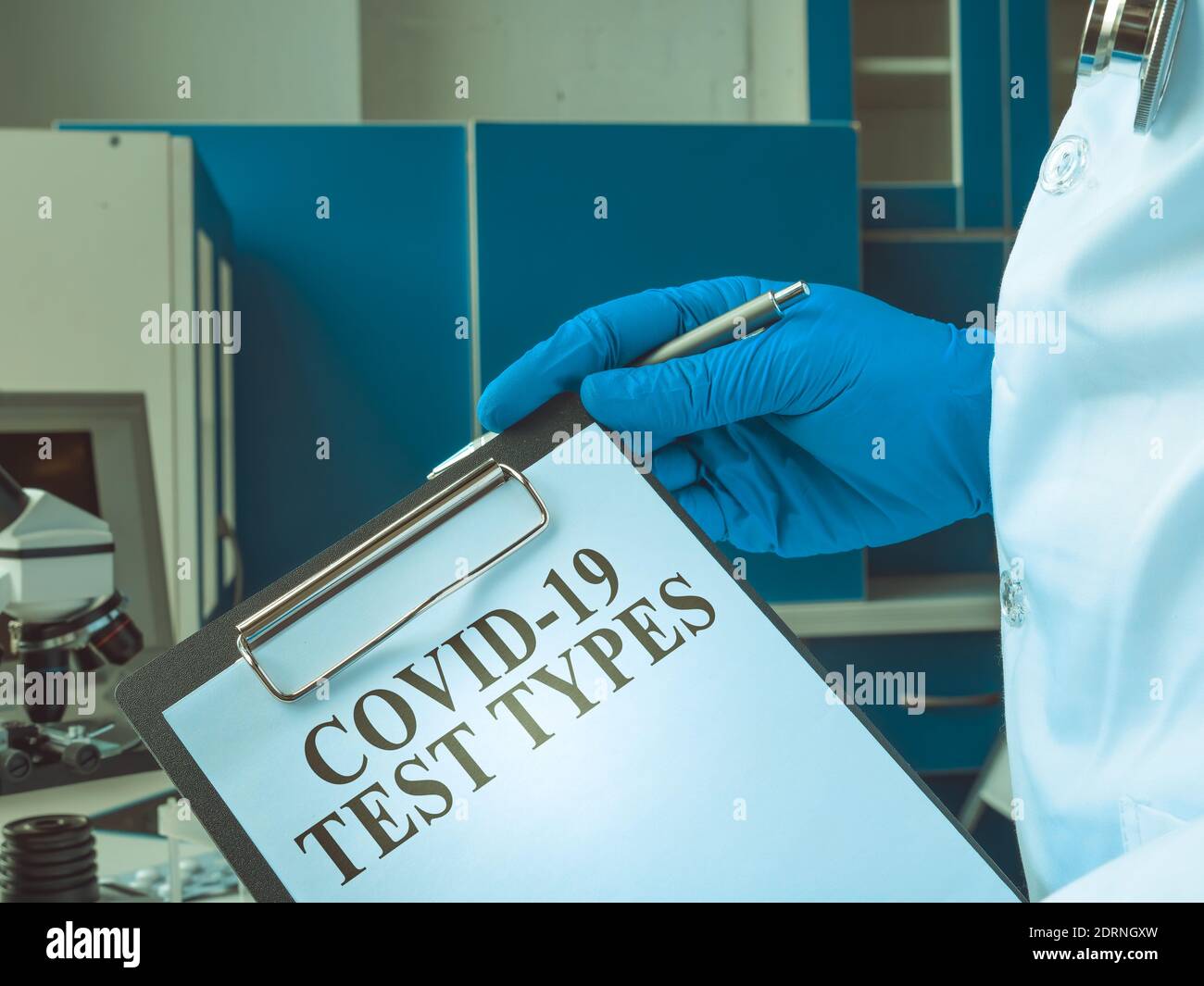 Il medico mantiene la lista dei tipi di test di covid 19. Foto Stock