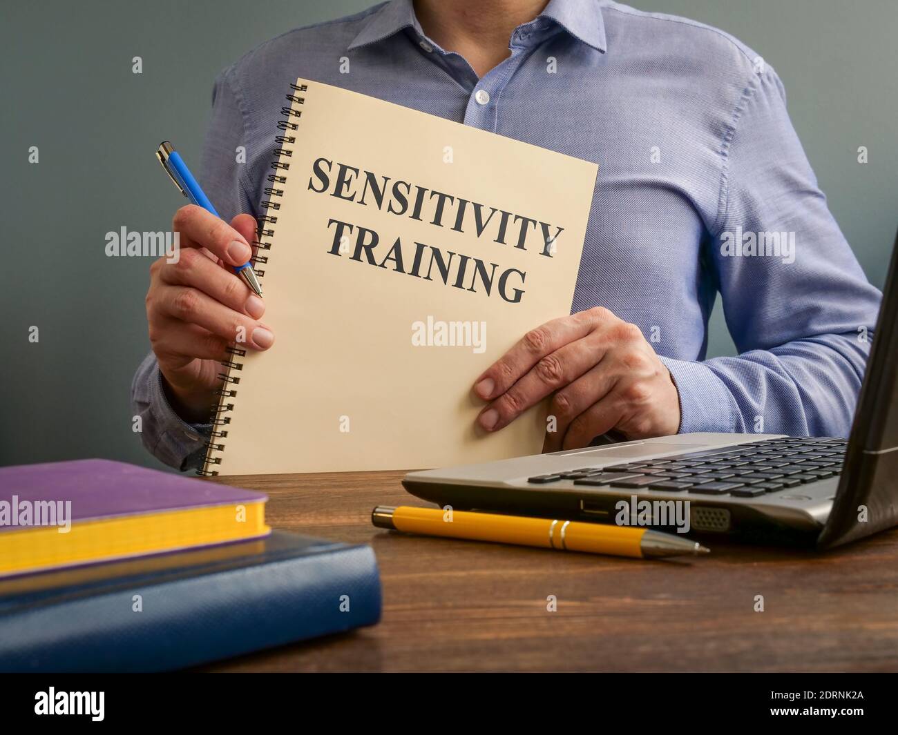Concetto di formazione sulla sensibilità. Il manager conserva i documenti. Foto Stock