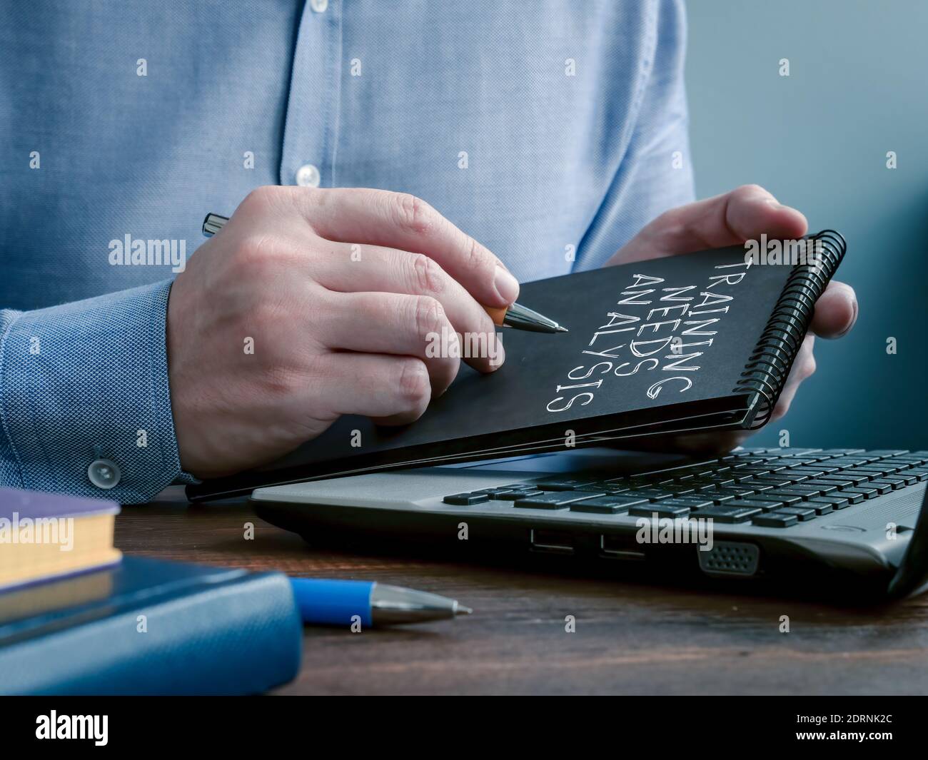 Analisi delle esigenze di formazione. L'uomo fa una nota in un taccuino. Foto Stock