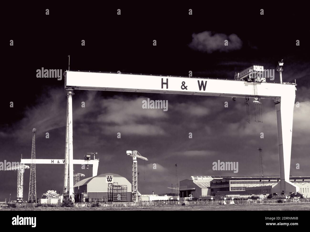 Le gru a portale Samson (più lontane) e Goliath, iconiche ai cantieri Harland & Wolff, Belfast, Irlanda del Nord. Queste enormi strutture, reminiscenza di t Foto Stock