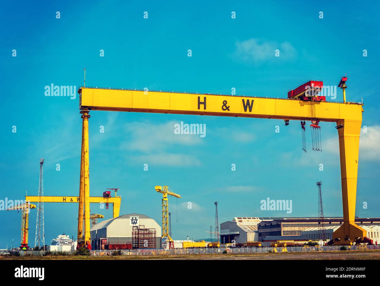 Le gru a portale Samson (più lontane) e Goliath, iconiche ai cantieri Harland & Wolff, Belfast, Irlanda del Nord. Queste enormi strutture, reminiscenza di t Foto Stock