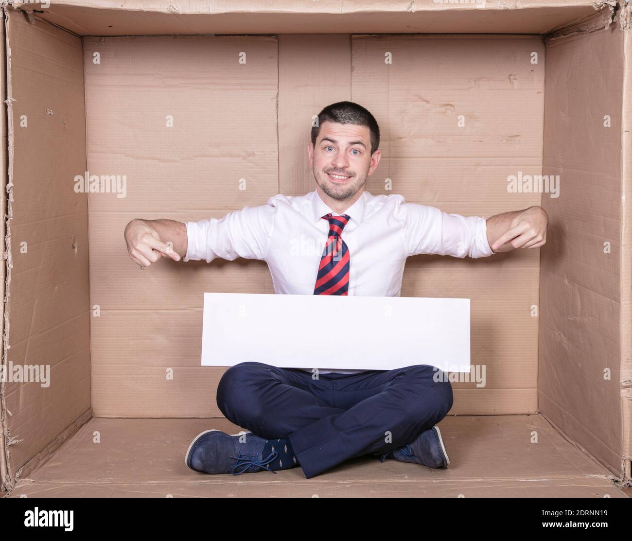 uomo d'affari felice condanna lo spazio di copia, lo spazio per la pubblicità Foto Stock
