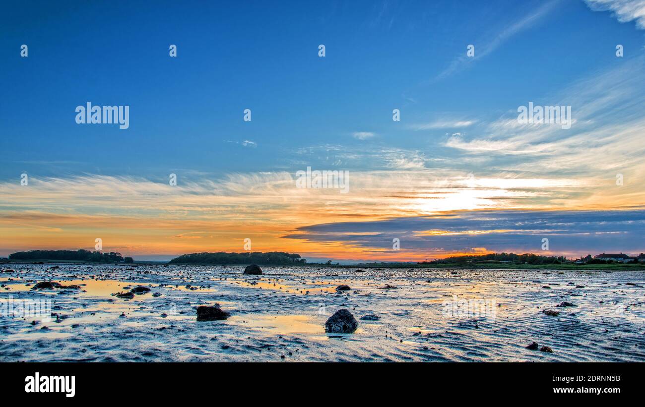 Un tramonto a metà estate sulle sabbie di Strangford Lough a Grayabbey, County Down, Irlanda del Nord. Foto Stock