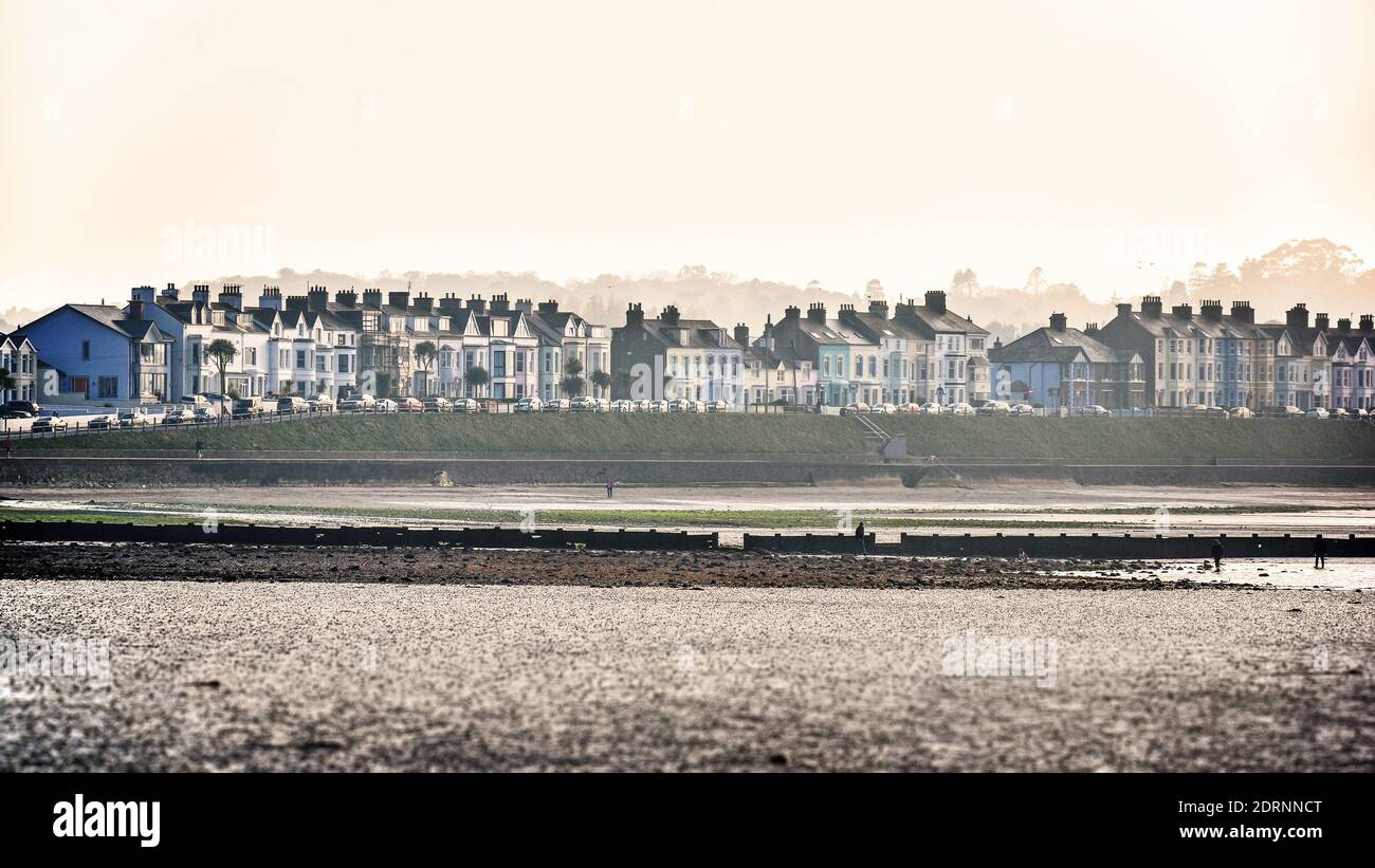 Guardando indietro alla Ballyholme Esplanade in un pomeriggio nebboso dalla linea bassa della marea sulla spiaggia di Ballyholme, Bangor, County Down, Irlanda del Nord. Foto Stock