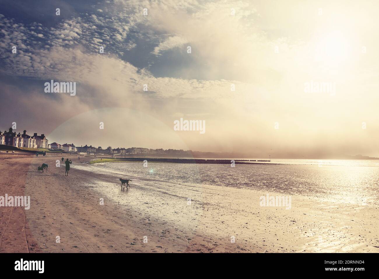 Il sole che brucia la nebbia sulla spiaggia di Ballyholme, Bangor, County Down, Irlanda del Nord Foto Stock