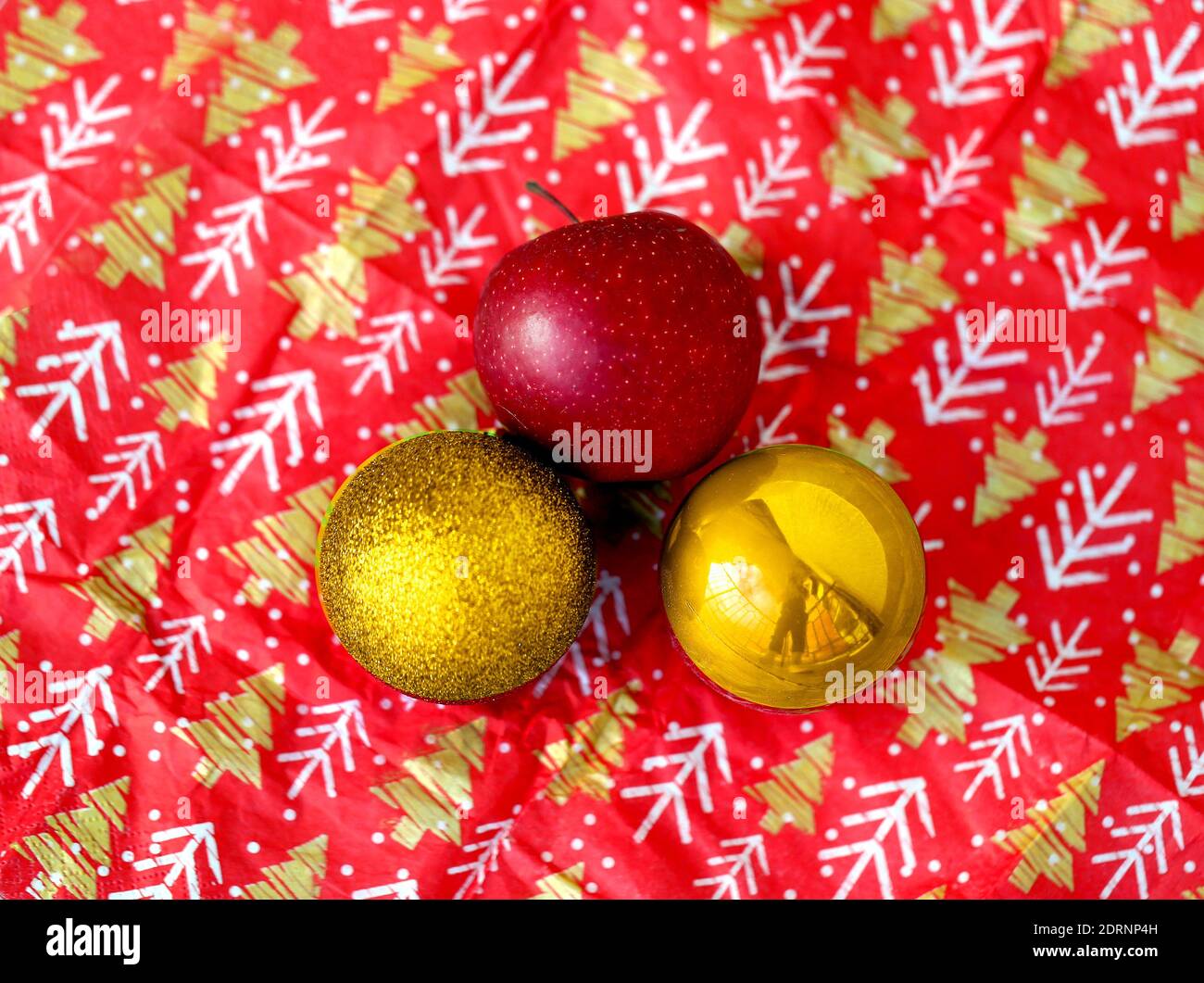 Foto sfondo natalizio con palline e una mela su carta colorata. Esempio di sfondo di Natale e Capodanno per un progetto Foto Stock