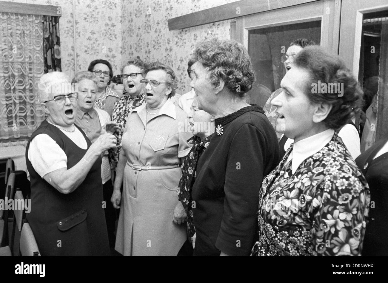 15 ottobre 1982, Sassonia, Eilenburg: Gli anziani cantano insieme nel coro dei pensionati Eilenburg all'inizio degli anni '80. Data esatta della registrazione non nota. Foto: Volkmar Heinz/dpa-Zentralbild/ZB Foto Stock