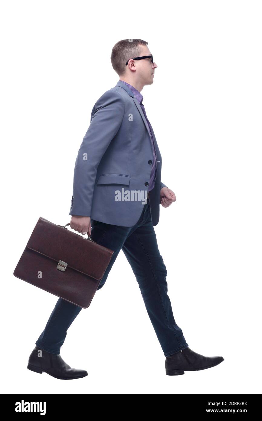 Uomo d'affari con vista laterale che tiene una breve valigetta e cammina Foto Stock