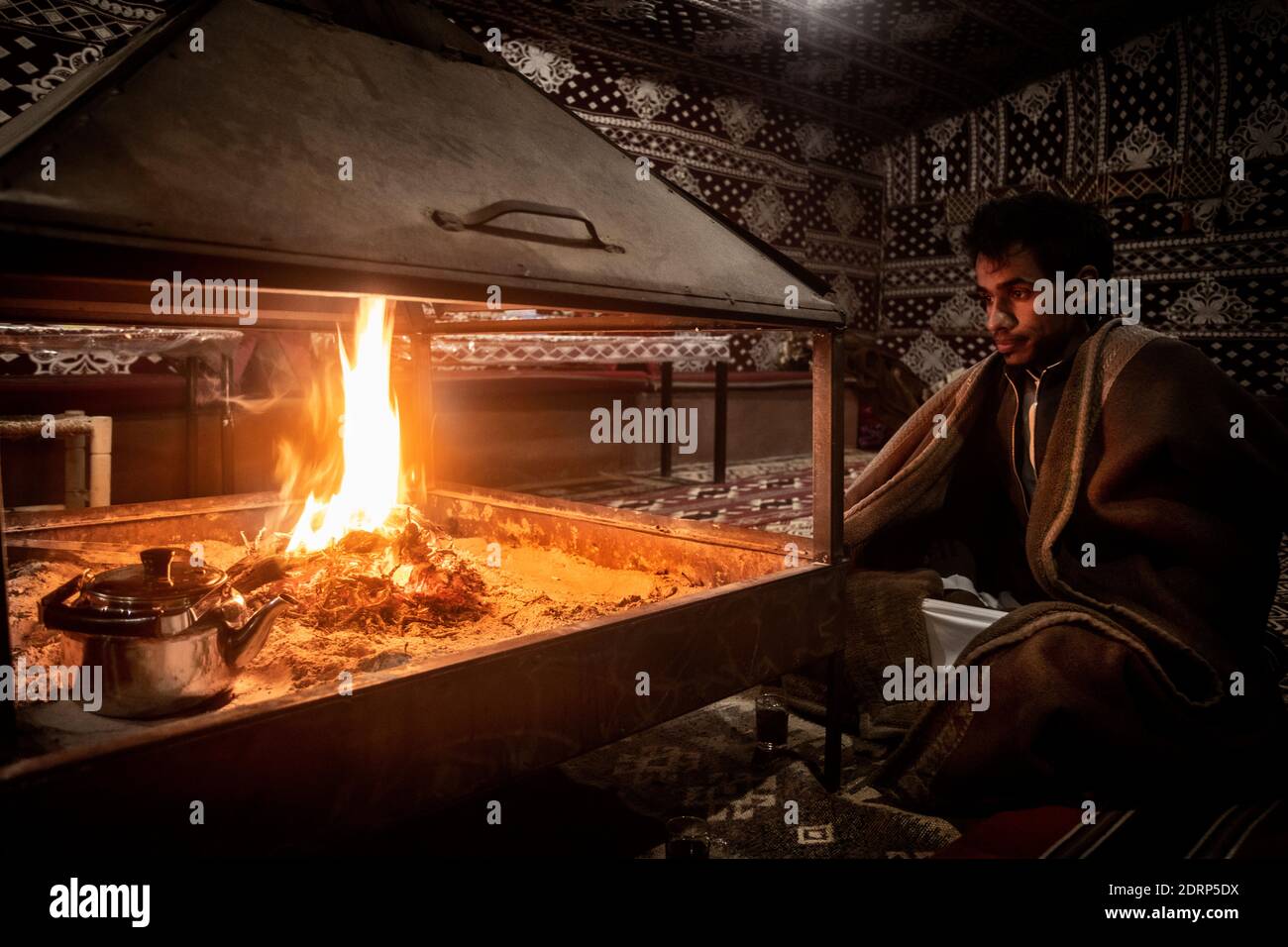 Il giovane proprietario del Tent Camp nel deserto di Wadi Rum, appena una settimana prima del blocco globale a causa della pandemia. Giordania febbraio 2020 Foto Stock