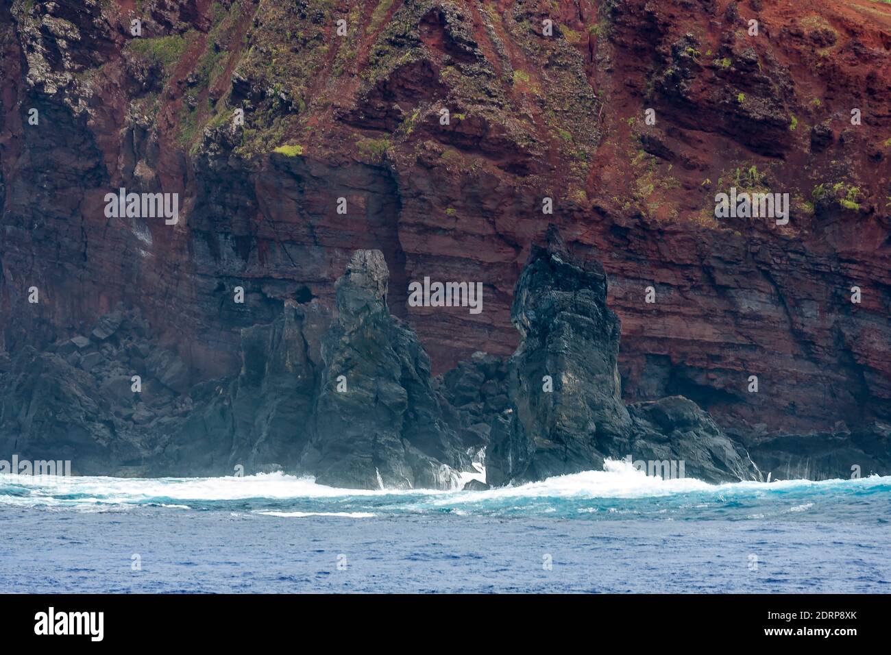 Vista dalla nave da crociera Pacific Princess mentre ormeggiata a Bounty Bay presso le isole Pitcairn, che è un piccolo gruppo di isole essendo un mare britannico Foto Stock