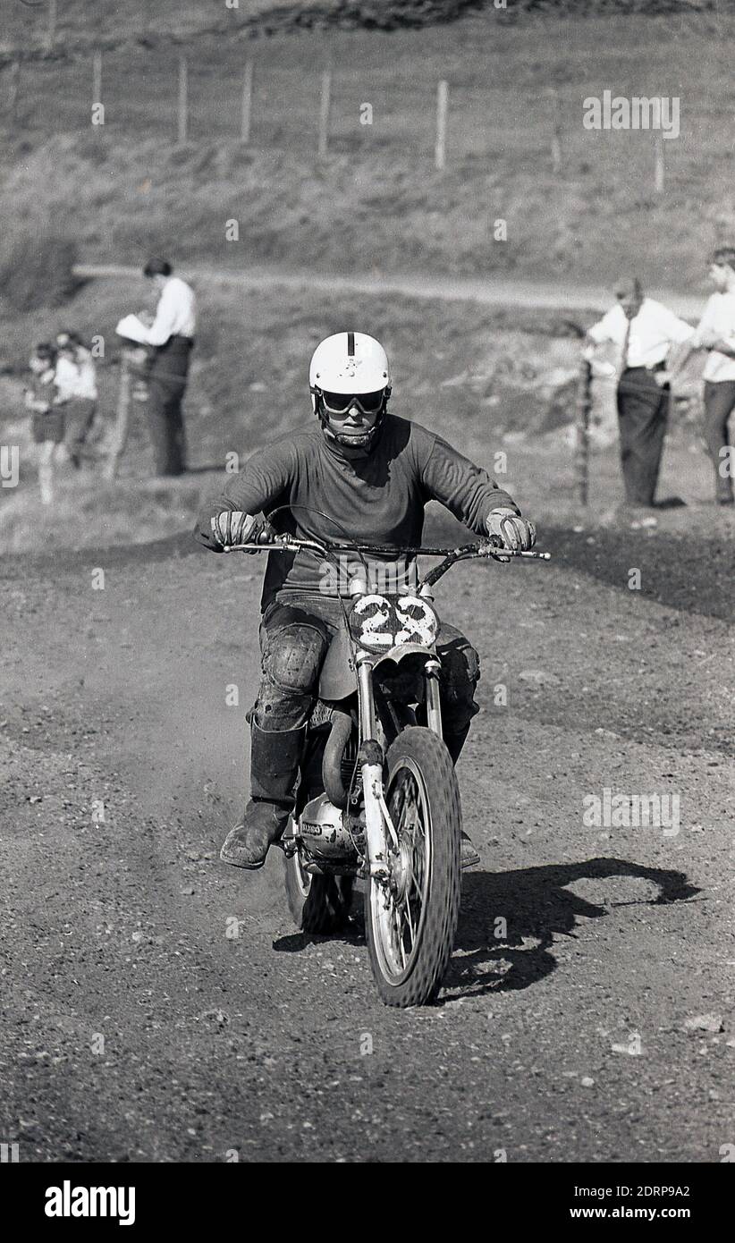 1970, storico evento di Motorcross....un pilota maschile che gareggia in una corsa motociclistica, Inghilterra, Regno Unito. Foto Stock