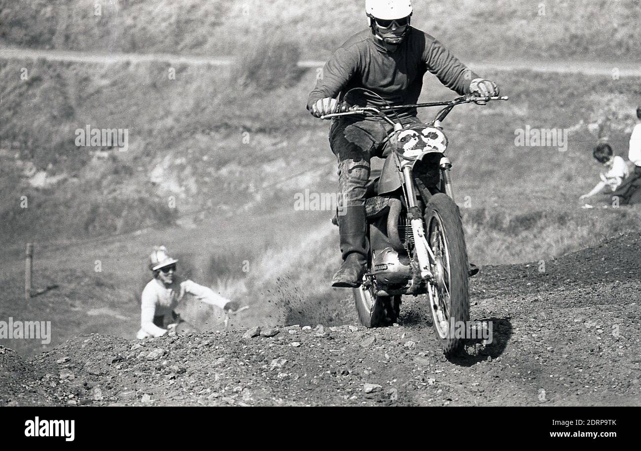 1970, storico evento di Motorcross....un pilota maschile che gareggia in una corsa motociclistica, Inghilterra, Regno Unito. Foto Stock