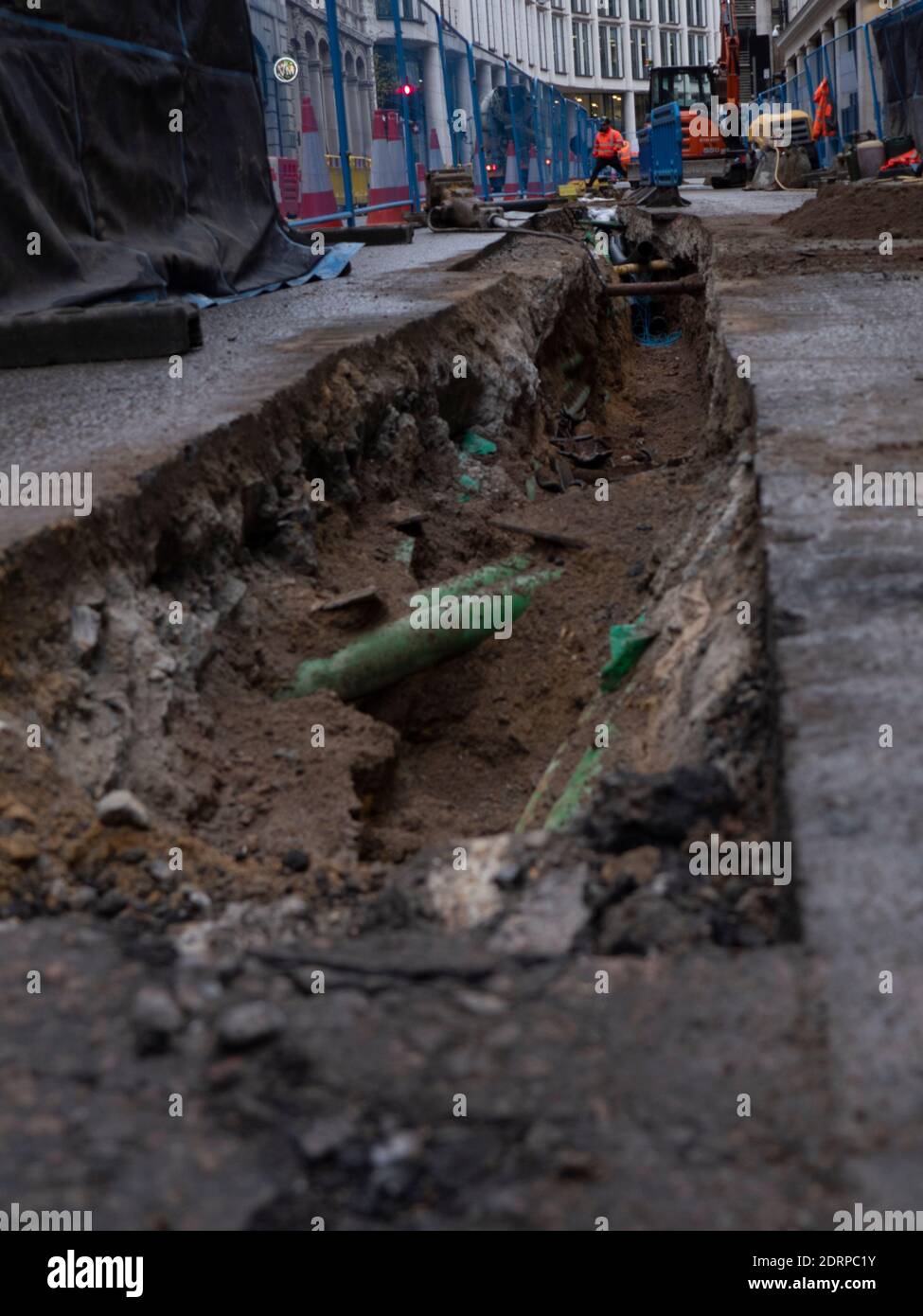 La strada lavora città di Londra, scavato su strada con cavi nel centro di londra Foto Stock