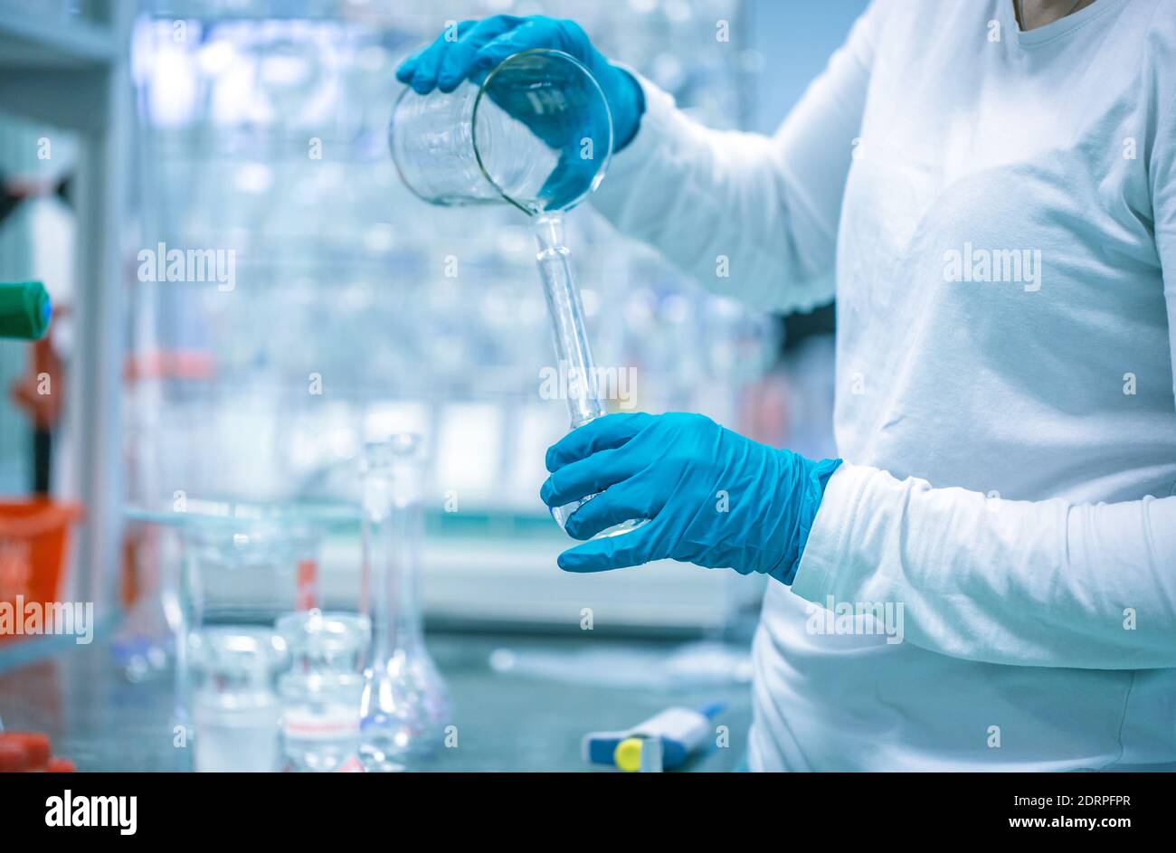 Produzione o produzione di farmaci e farmaci in azienda farmaceutica, concetto di farmacia Foto Stock