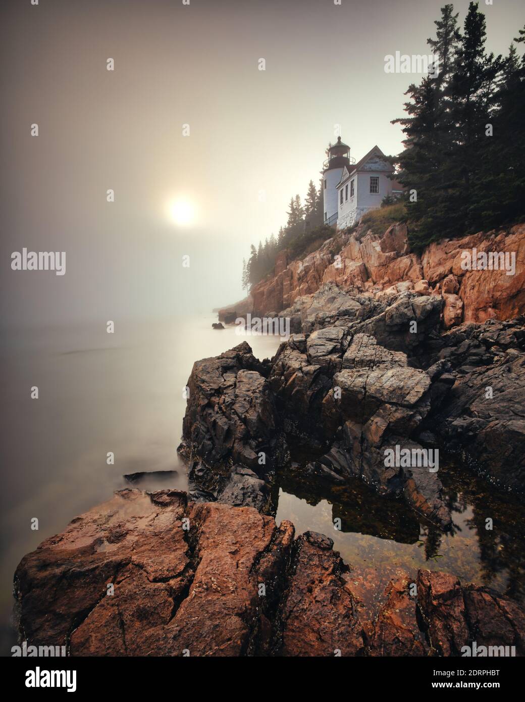 Bass Harbor Head Light è un faro situato all'interno del Parco Nazionale di Acadia, all'angolo sud-est di Mount Desert Island, Maine, che segna l'ingresso Foto Stock